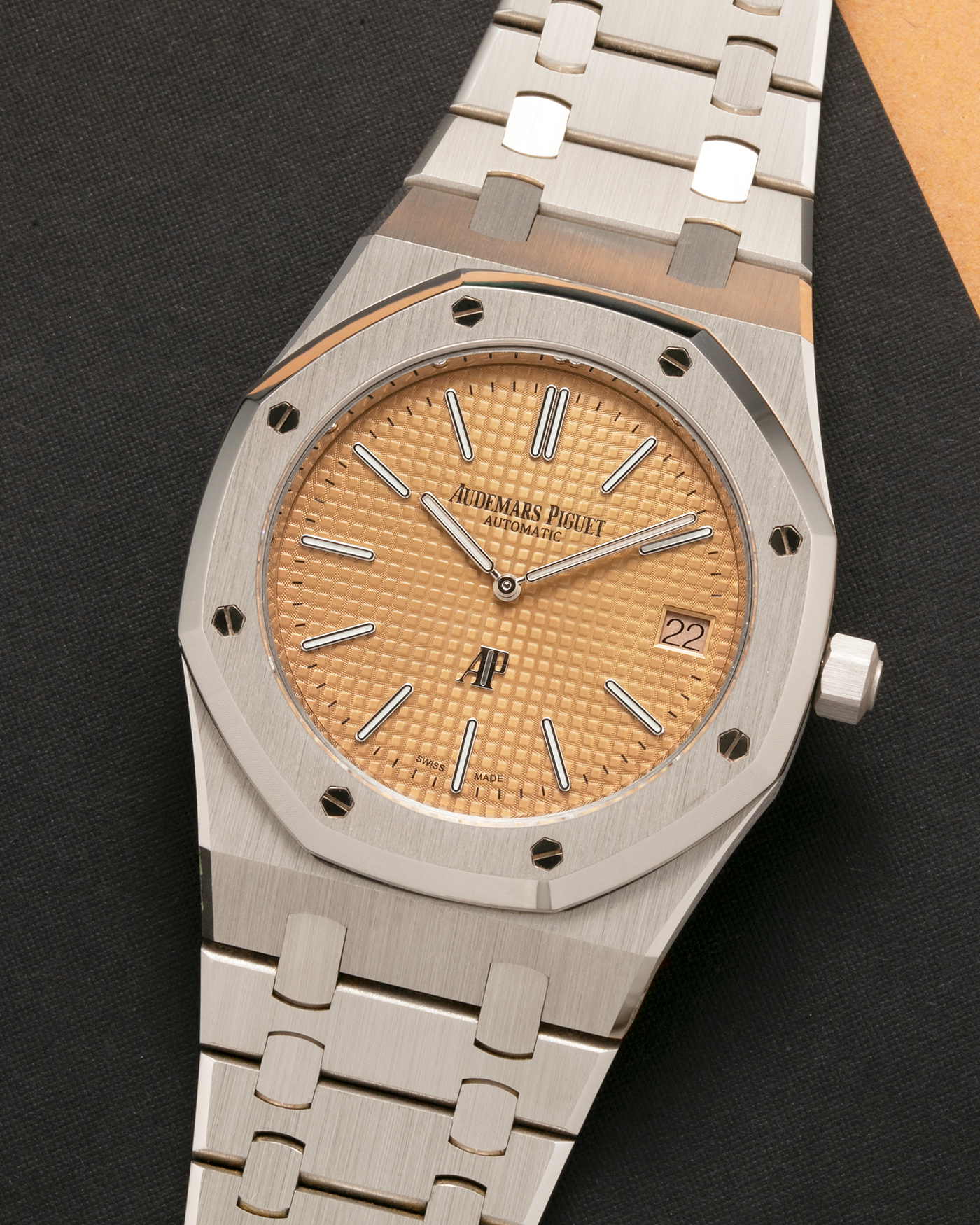 Brand: Audemars Piguet
Year: 2019
Model: Royal Oak
Reference Number: 15202BC.OO.1240BC.01
Material:18-carat White Gold
Movement: Audemars Piguet Cal. 2121 (JLC-derived), Self-Winding
Case Dimensions: 39mm x 8.1mm (48mm Lug-to-Lug)
Bracelet: Audemars Piguet 18-carat White Gold Integrated Bracelet with Signed Clasp