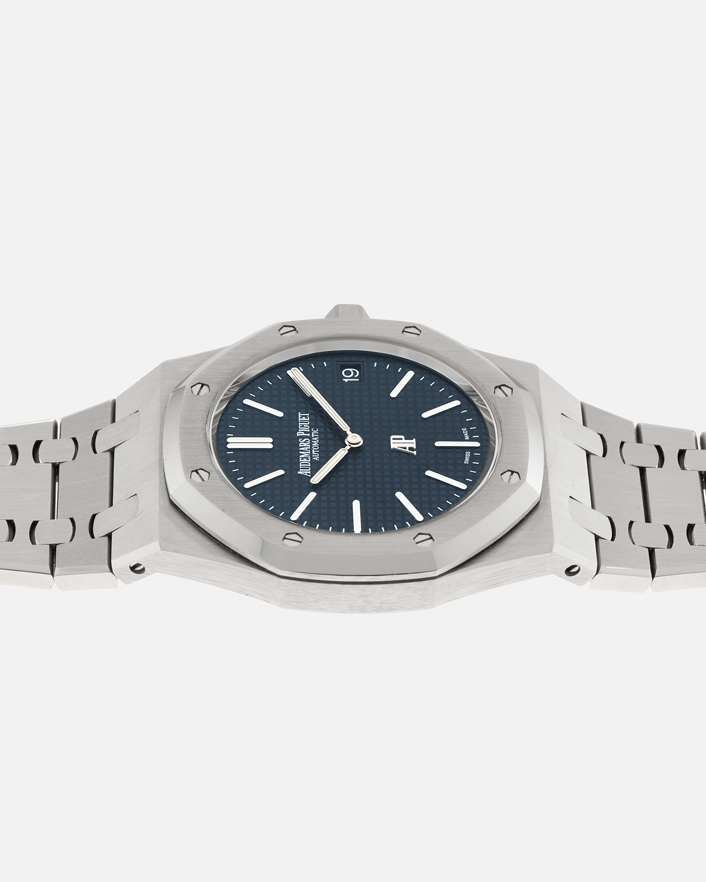 Brand: Audemars Piguet Year: 2022 Model: Royal Oak “Jumbo” Extra-Thin “50th Anniversary” Reference Number: 16202ST.OO.1240ST.01 Material: Stainless Steel Movement: Audemars Piguet Cal. 7121, Self-Winding (Special Engraved Rotor) Case Dimensions: 39mm x 8.1mm Bracelet: Audemars Piguet Stainless Steel Integrated Bracelet