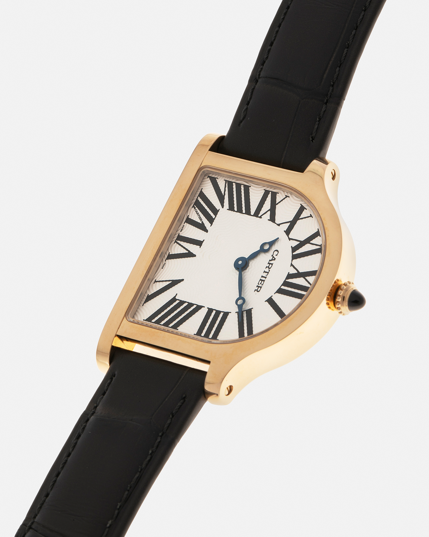 Brand: Cartier
Year: 2024
Model: Cloche De Cartier, New Special Order
Reference: CRWGCC0030
Material: 18-carat Yellow Gold
Movement: Cartier Cal. 1917MC, Manual-Winding
Case Dimensions: 37.15mm x 28.75mm x 6.7mm
Lug Width: 16mm
Strap: Cartier Grey Alligator Leather Strap with Signed 18-carat Yellow Gold Tang Buckle