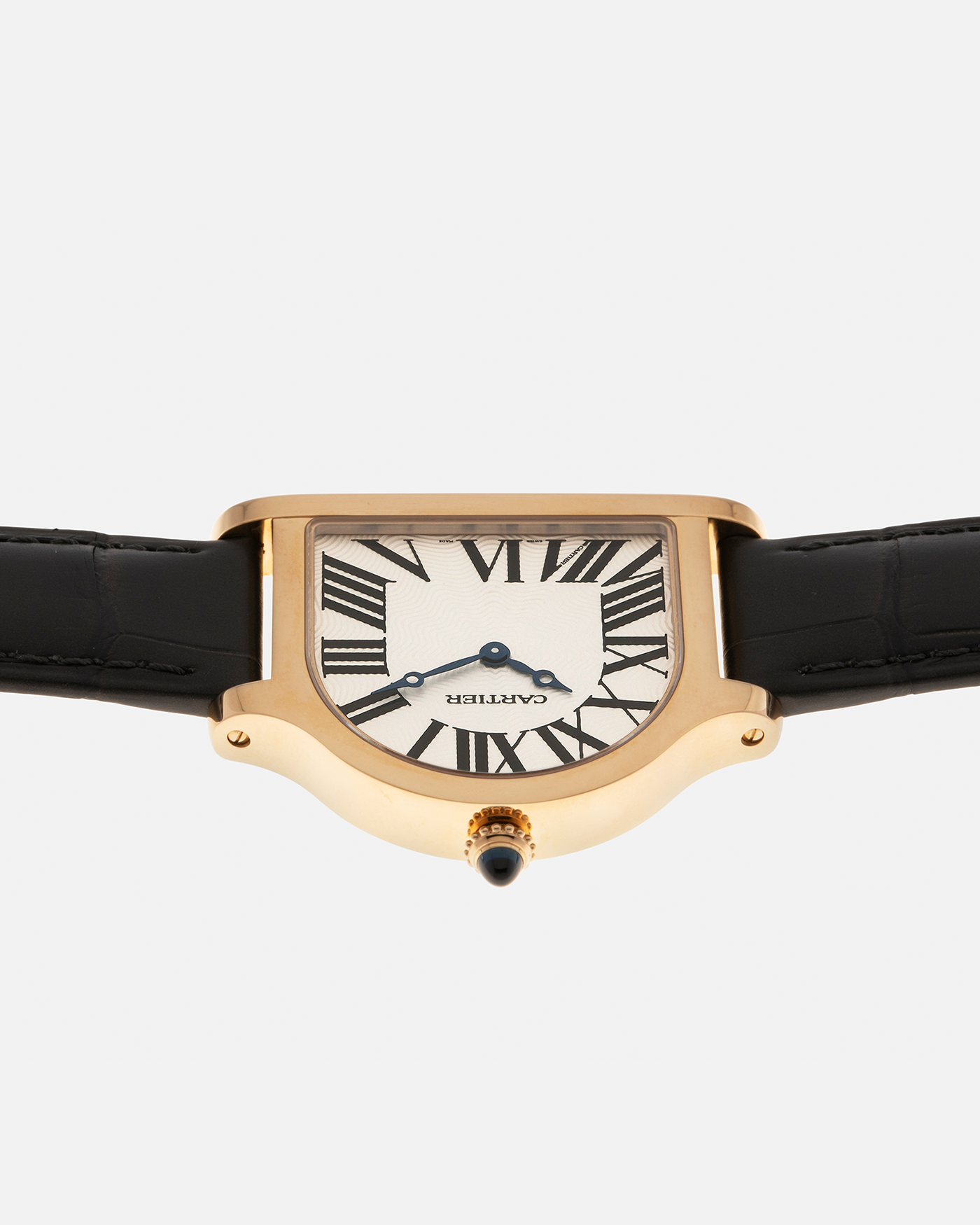 Brand: Cartier
Year: 2024
Model: Cloche De Cartier, New Special Order
Reference: CRWGCC0030
Material: 18-carat Yellow Gold
Movement: Cartier Cal. 1917MC, Manual-Winding
Case Dimensions: 37.15mm x 28.75mm x 6.7mm
Lug Width: 16mm
Strap: Cartier Grey Alligator Leather Strap with Signed 18-carat Yellow Gold Tang Buckle