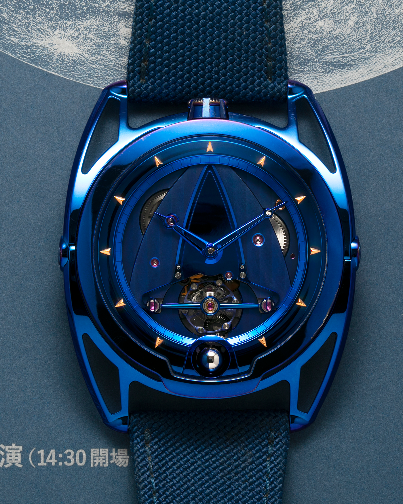 Brand: De Bethune
Year: 2019
Model: DB28 ‘Kind of Blue’
Reference: DB28BTIBN
Case Material: Thermal-Blued Grade 5 Titanium
Movement: De Bethune Cal. DB2115, Manual-Winding
Case Dimensions: 43mm x 11.3mm (Lug-to-Lug 58.3mm)
Strap: De Bethune Dark Blue Textile Strap with Signed Thermally-Blued Titanium Tang Buckle with Gold Pin