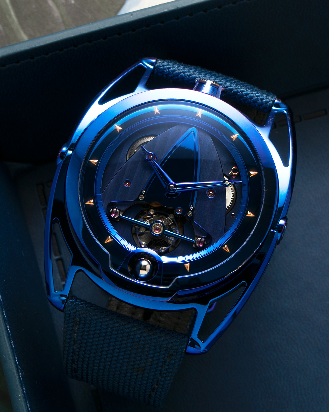 Brand: De Bethune
Year: 2019
Model: DB28 ‘Kind of Blue’
Reference: DB28BTIBN
Case Material: Thermal-Blued Grade 5 Titanium
Movement: De Bethune Cal. DB2115, Manual-Winding
Case Dimensions: 43mm x 11.3mm (Lug-to-Lug 58.3mm)
Strap: De Bethune Dark Blue Textile Strap with Signed Thermally-Blued Titanium Tang Buckle with Gold Pin