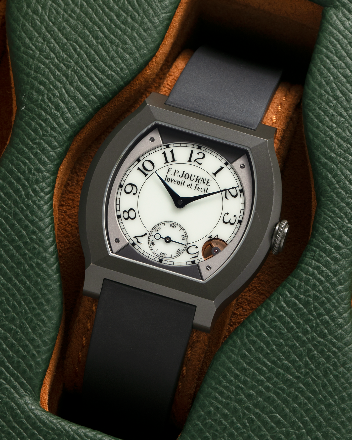 Brand: F.P. Journe
Year: 2022
Model: Elegante 40
Material: Titalyt-Treated Grade 5 Titanium
Movement: F.P. Journe Cal. 1210, Electromechanical Quartz
Case Diameter: 40mm x 35mm x 7.35mm (Lug-to-Lug 48mm)
Strap: F.P. Journe Dark Grey Rubber Strap with Signed Titalyt-treated Grade 5 Titanium Tang Buckle