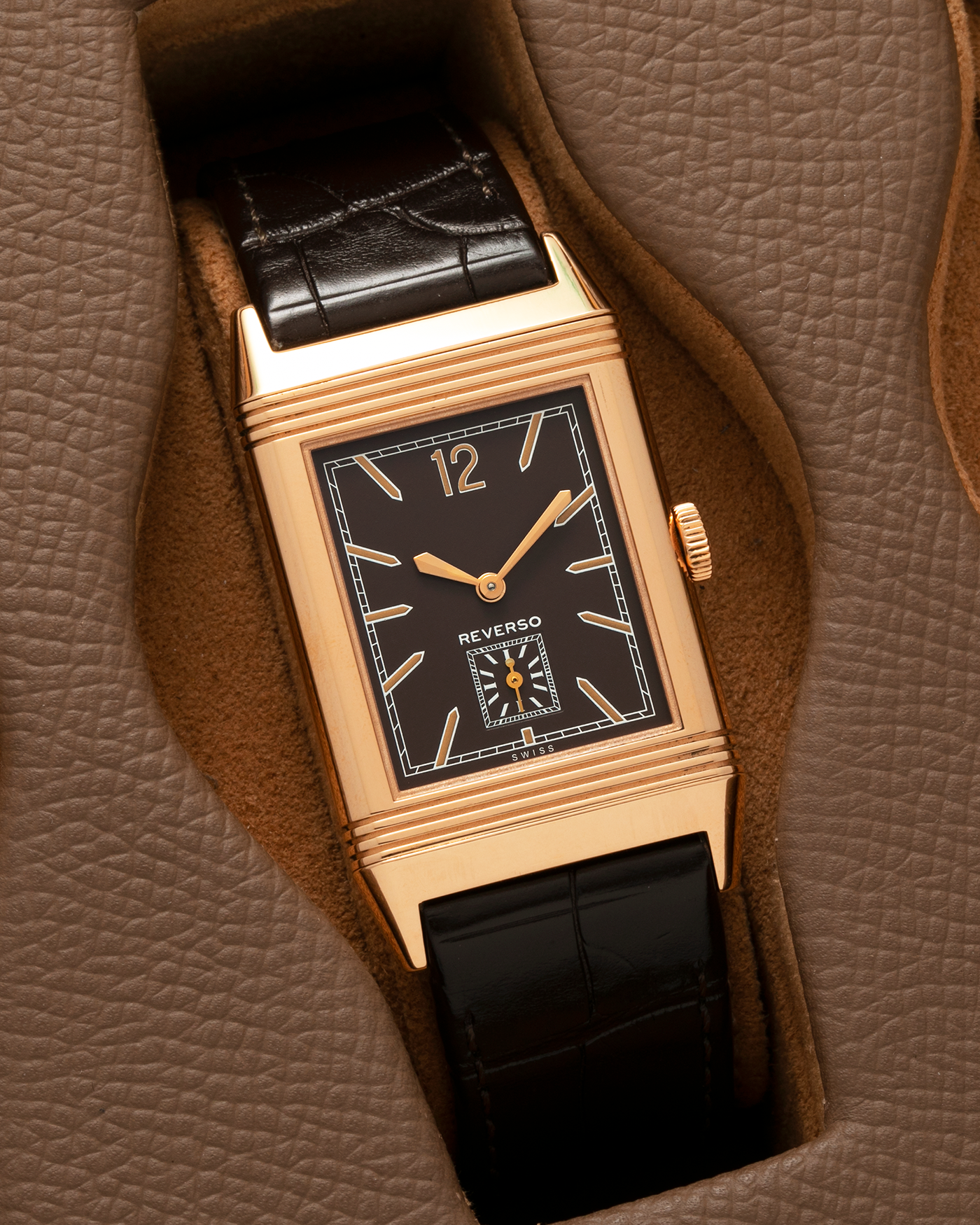 Brand: Jaeger LeCoultre
Year: 2020
Model: Q2782560, Grande Reverso Ultra Thin 1931 ‘Chocolate’
Reference Number: 277.2.22
Material: 18-carat Rose Gold
Movement: Jaeger LeCoultre Cal. 822/2, Manual-Winding
Case Diameter:  46.8mm (Including Lugs) x 27.4mm x 7.3mm
Lug Width: 20mm
Strap: Jaeger LeCoultre Dark Brown Alligator Leather Strap with Signed 18-carat Rose Gold Tang Buckle