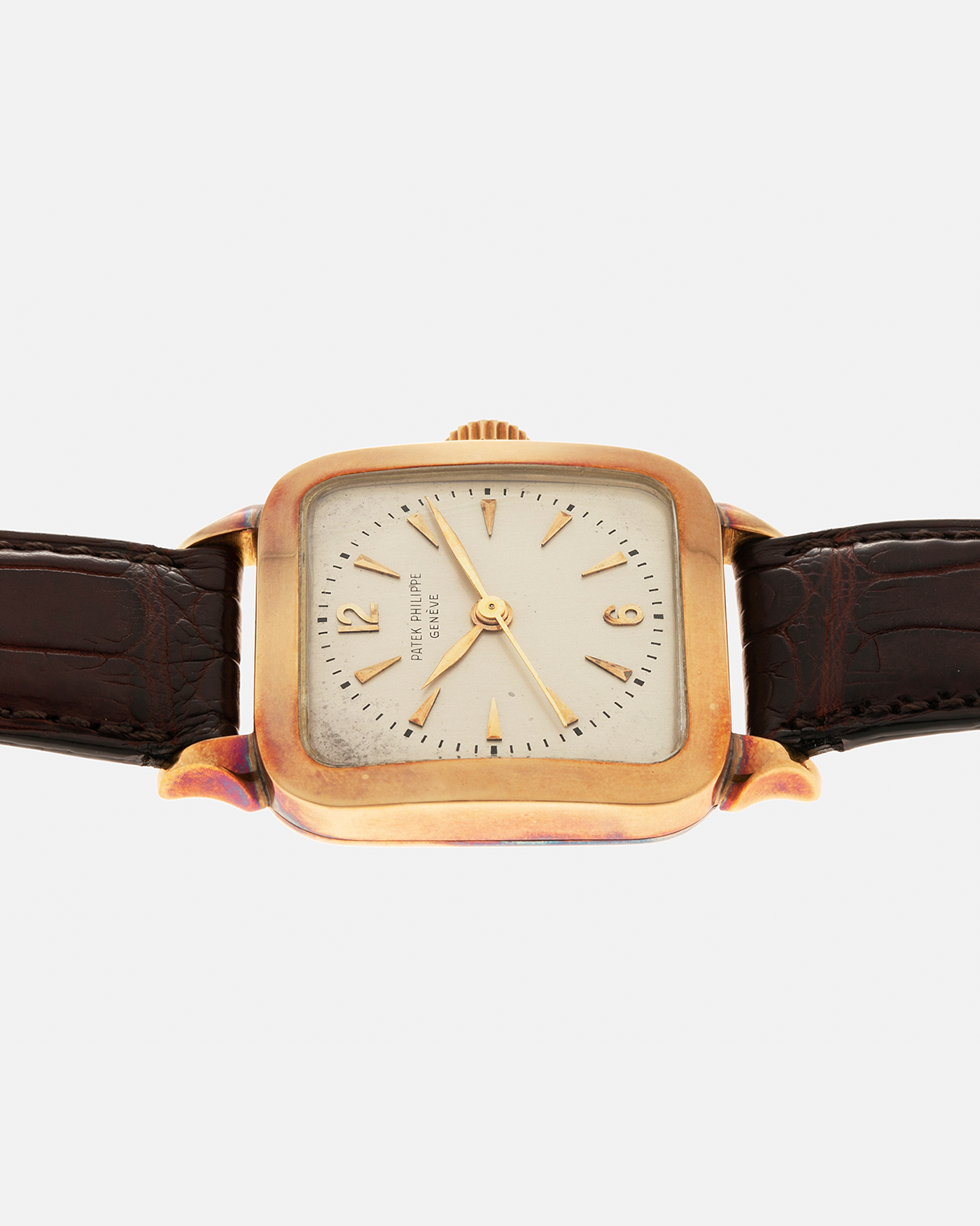 Brand: Patek Philippe
Year: 1950s
Reference: 2514
Material: 18-carat Yellow Gold
Movement: Patek Philippe Cal. 27 SC, Manual-Winding
Case Diameter: 30.5mm x 10mm (Lug-to-Lug 42mm)
Lug Width: 18mm
Strap: Dark Brown Alligator Leather Strap with ‘PPC’ Signed 18-carat Yellow Gold Tang Buckle