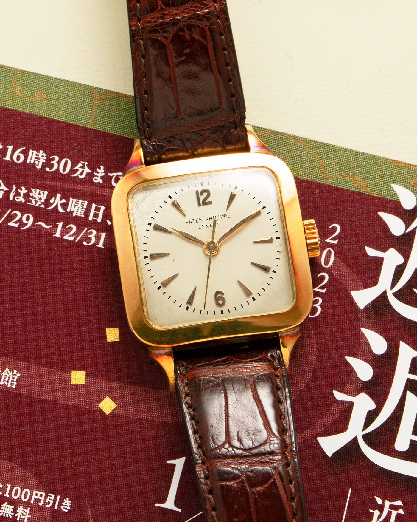 Brand: Patek Philippe
Year: 1950s
Reference: 2514
Material: 18-carat Yellow Gold
Movement: Patek Philippe Cal. 27 SC, Manual-Winding
Case Diameter: 30.5mm x 10mm (Lug-to-Lug 42mm)
Lug Width: 18mm
Strap: Dark Brown Alligator Leather Strap with ‘PPC’ Signed 18-carat Yellow Gold Tang Buckle