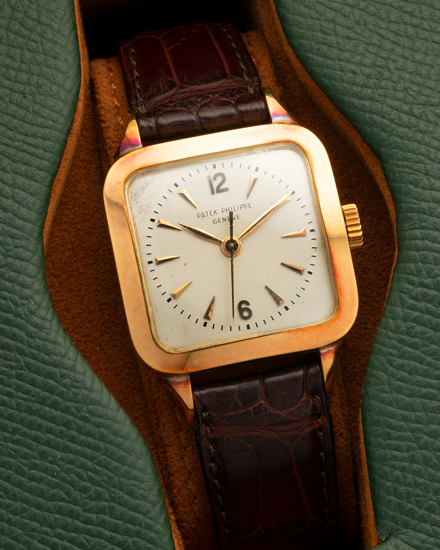 Brand: Patek Philippe
Year: 1950s
Reference: 2514
Material: 18-carat Yellow Gold
Movement: Patek Philippe Cal. 27 SC, Manual-Winding
Case Diameter: 30.5mm x 10mm (Lug-to-Lug 42mm)
Lug Width: 18mm
Strap: Dark Brown Alligator Leather Strap with ‘PPC’ Signed 18-carat Yellow Gold Tang Buckle