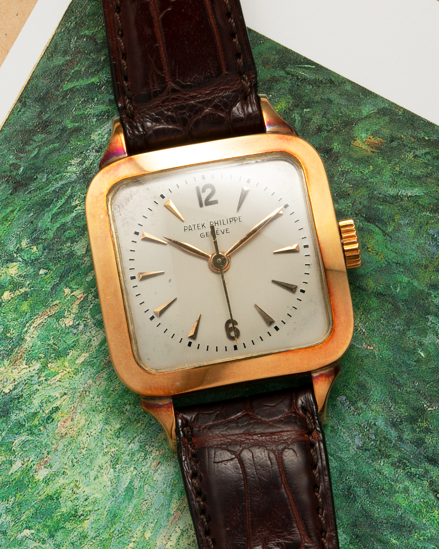 Brand: Patek Philippe
Year: 1950s
Reference: 2514
Material: 18-carat Yellow Gold
Movement: Patek Philippe Cal. 27 SC, Manual-Winding
Case Diameter: 30.5mm x 10mm (Lug-to-Lug 42mm)
Lug Width: 18mm
Strap: Dark Brown Alligator Leather Strap with ‘PPC’ Signed 18-carat Yellow Gold Tang Buckle