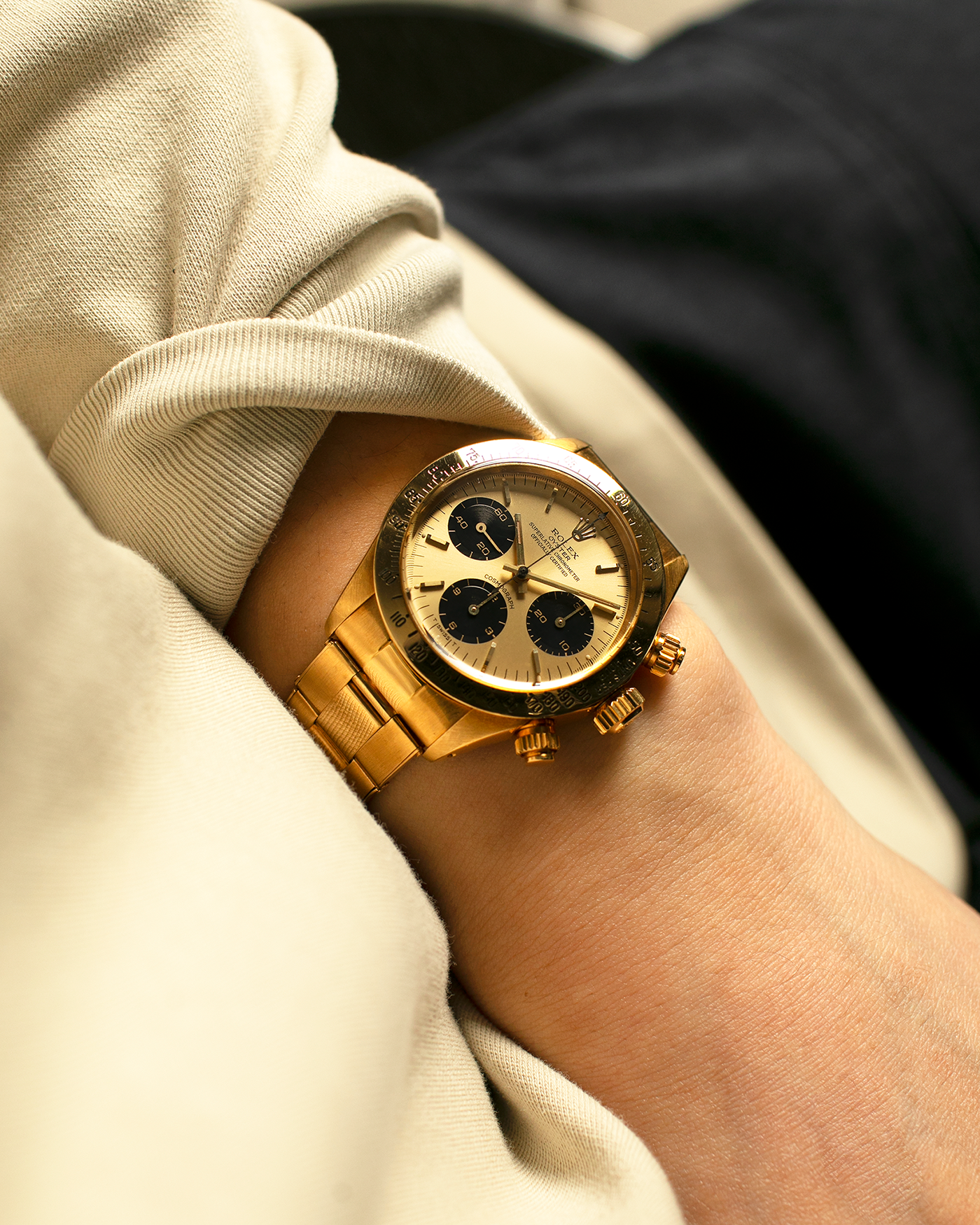 Brand: Rolex
Year: 1979
Model: Cosmograph Daytona
Serial Number: 595XXXX
Reference Number: 6265
Material: 18-carat Yellow Gold
Movement: Rolex Cal. 727 (Based on Valjoux Cal. 72), Manual-Winding
Case Diameter: 37.5mm x 13.5mm (Lug-to-Lug 45mm)
Lug Width: 19mm
Bracelet: Rolex Oyster Swiss Rivet Bracelet in 18-carat Yellow Gold with ‘57’ Curved End Links and Signed Clasp