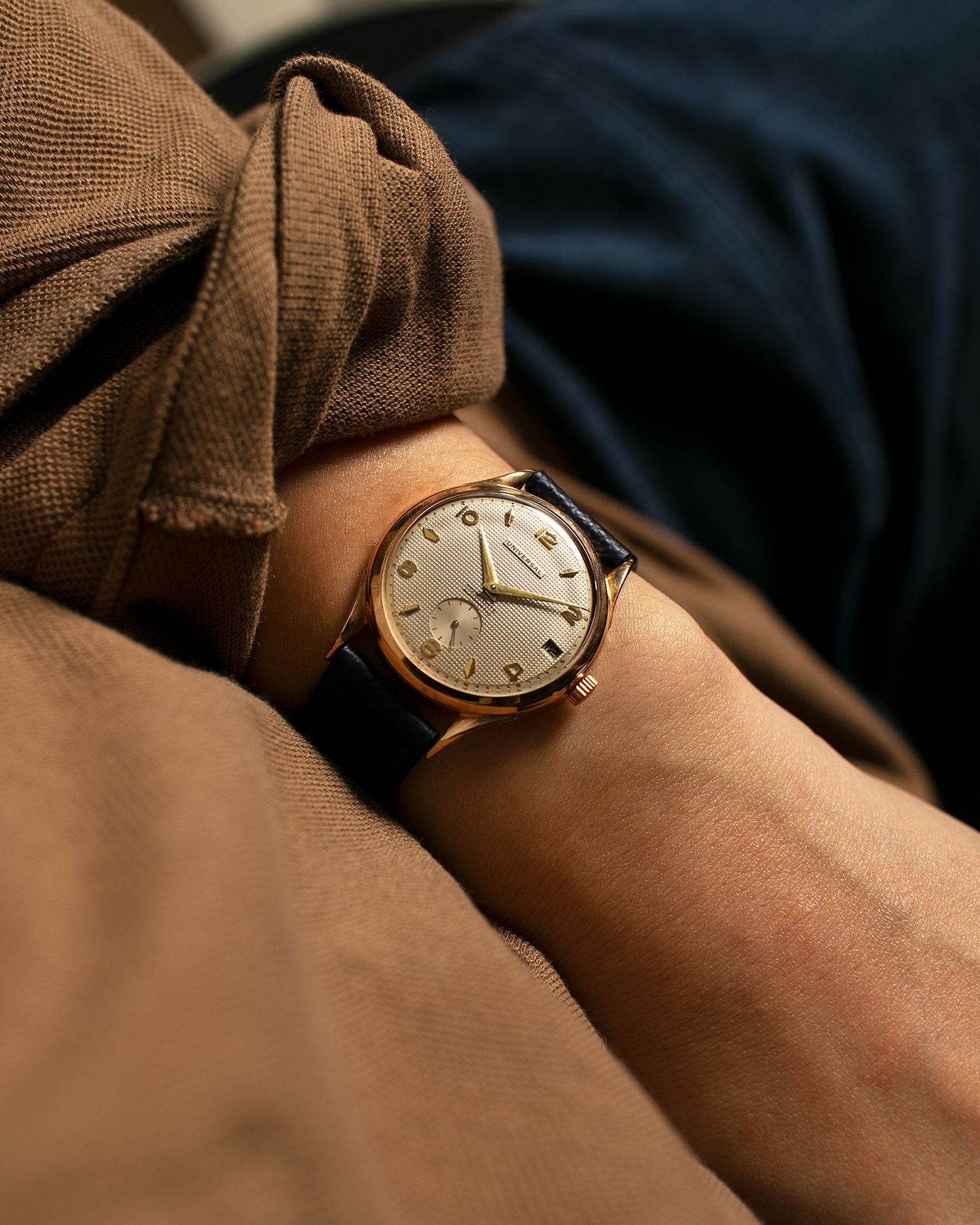 Brand: Universal Genève 
Year: 1950s
Material: 18-carat Yellow Gold
Movement: Universal Genève Cal. 138C, Bumper Self-Winding
Case Dimensions: 35mm x 10.5mm (Lug-to-Lug 43mm)
Lug Width: 18mm
Strap: Nostime Dark Navy Textured Calf Leather Strap 