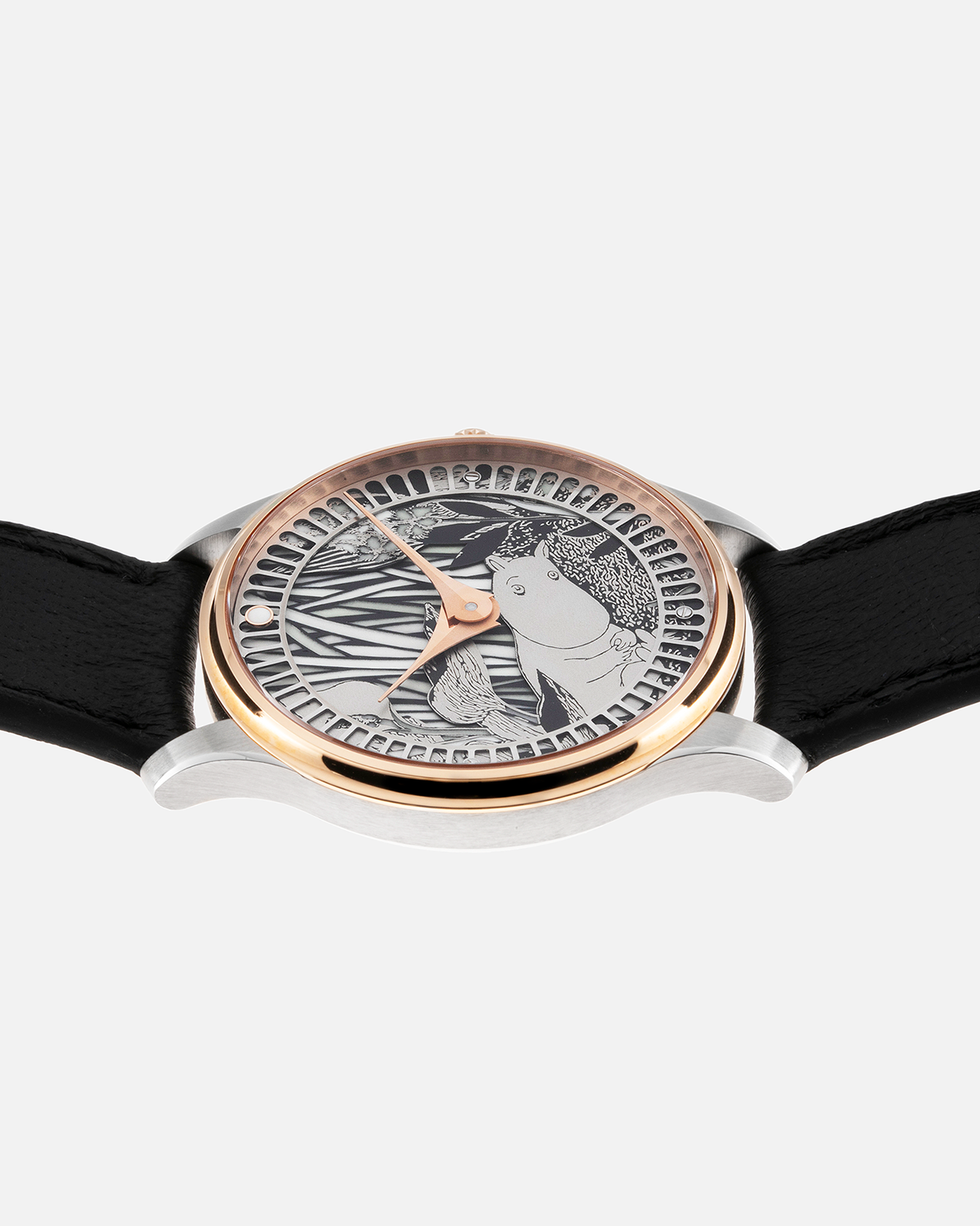 Brand: Sarpaneva S.U.F. Year: 2021 Model: Moomin For The Hour Glass Material: Stainless Steel, 18-carat Pink Gold Movement: Cal. Soprod A10, Self–Winding Case Diameter: 38.7mm Bracelet/Strap: SUF Sarpaneva Black Calf With Stainless Steel Tang Buckle
